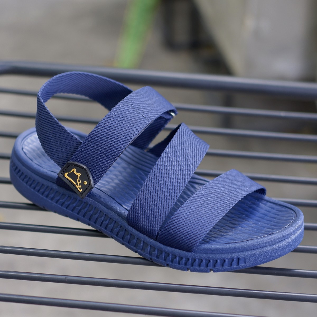 Giày sandal nam siêu nhẹ hiệu MOL thích hợp mang đi học MS2