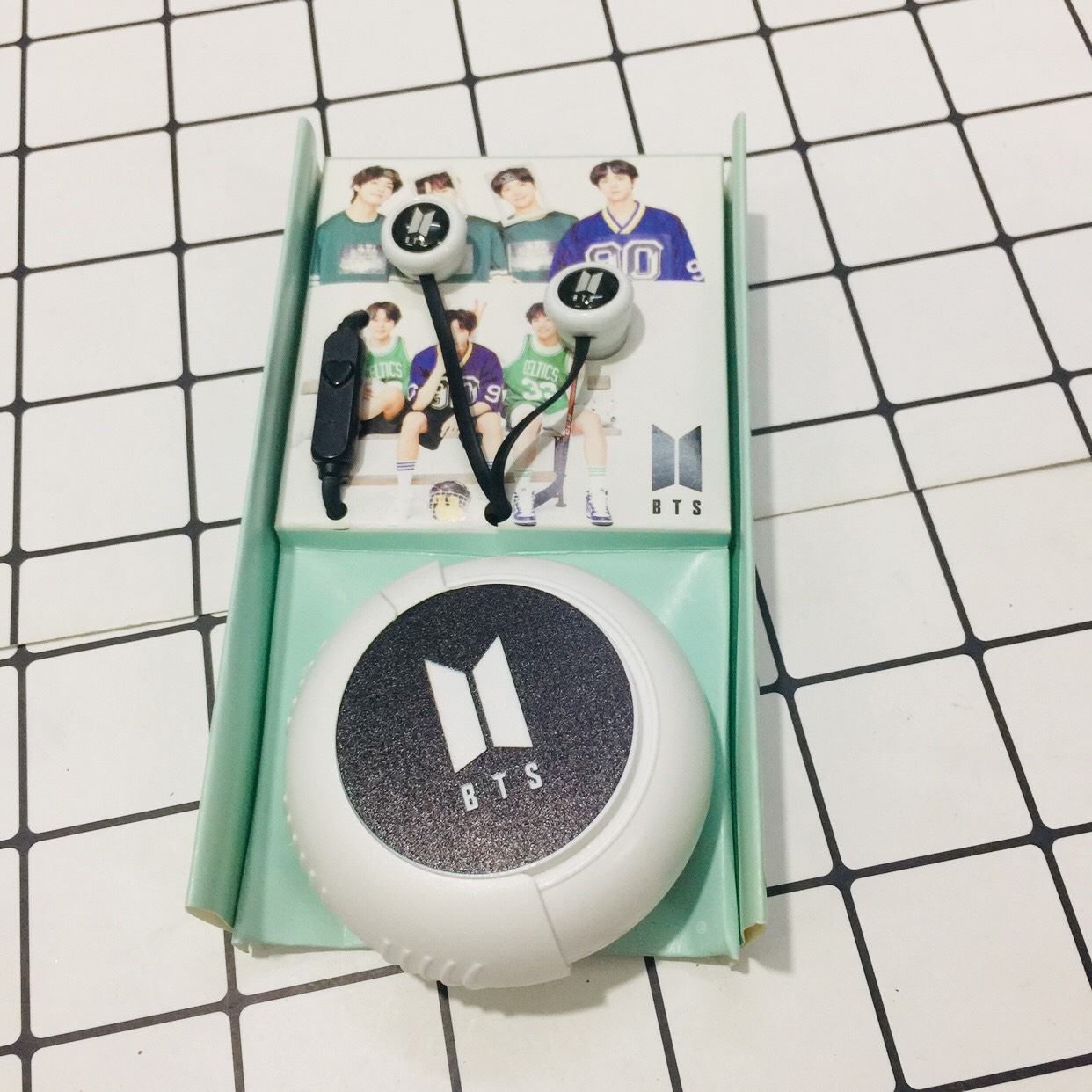 Tai nghe BTS kèm hộp đựng  mẫu ngẫu nhiên