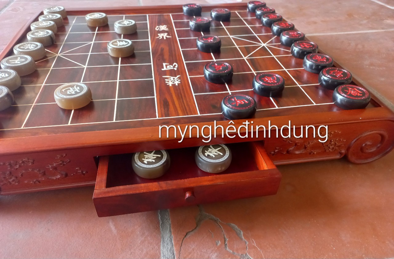 Combo bộ bàn cờ tướng ngăn kéo gỗ trắc kt 56x60x8cm+ quân cờ sừng trắng đen kt 4.3x1.5cm