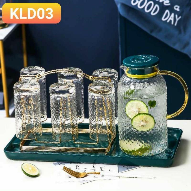 COMBO BỘ BÌNH CỐC THỦY TINH KÈM 6 CỐC, GIÁ TREO CỐC, KHAY SỨ MÀU XANH CỔ VỊT VIỀN VÀNG CAO CẤP