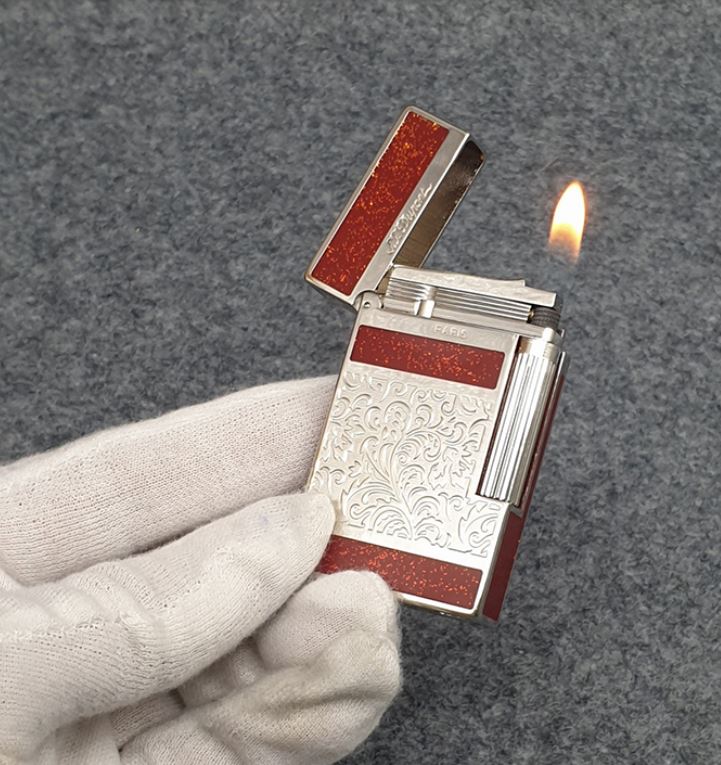Vỏ Hột Quẹt Bật Lửa Upon D46T Họa Tiết Nền Đỏ Tuyến, Cạnh Viền Bạc Khắc Hoa Văn Sang Trọng - Dùng Ga Đá Cao Cấp