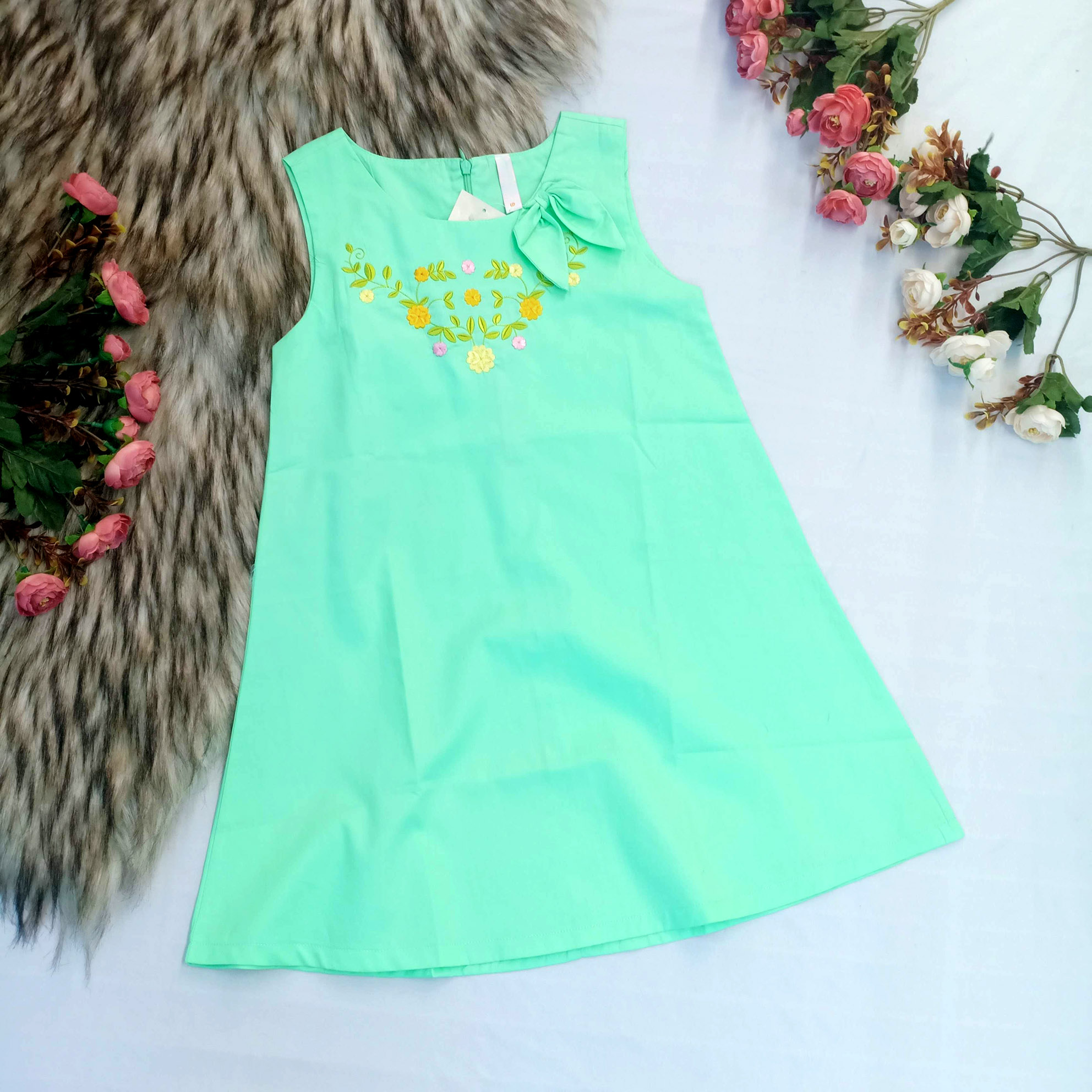 Đầm chữ A thêu nổi kết nơ vai