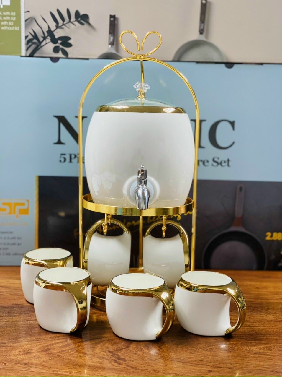 Bộ bình nước 6 cốc sứ có vòi cao cấp kèm giá treo mạ vàng