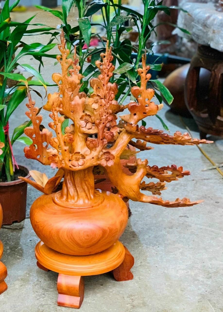 1 bình hoa mai lan phong thủy trang trí phòng khách bằng gỗ hương