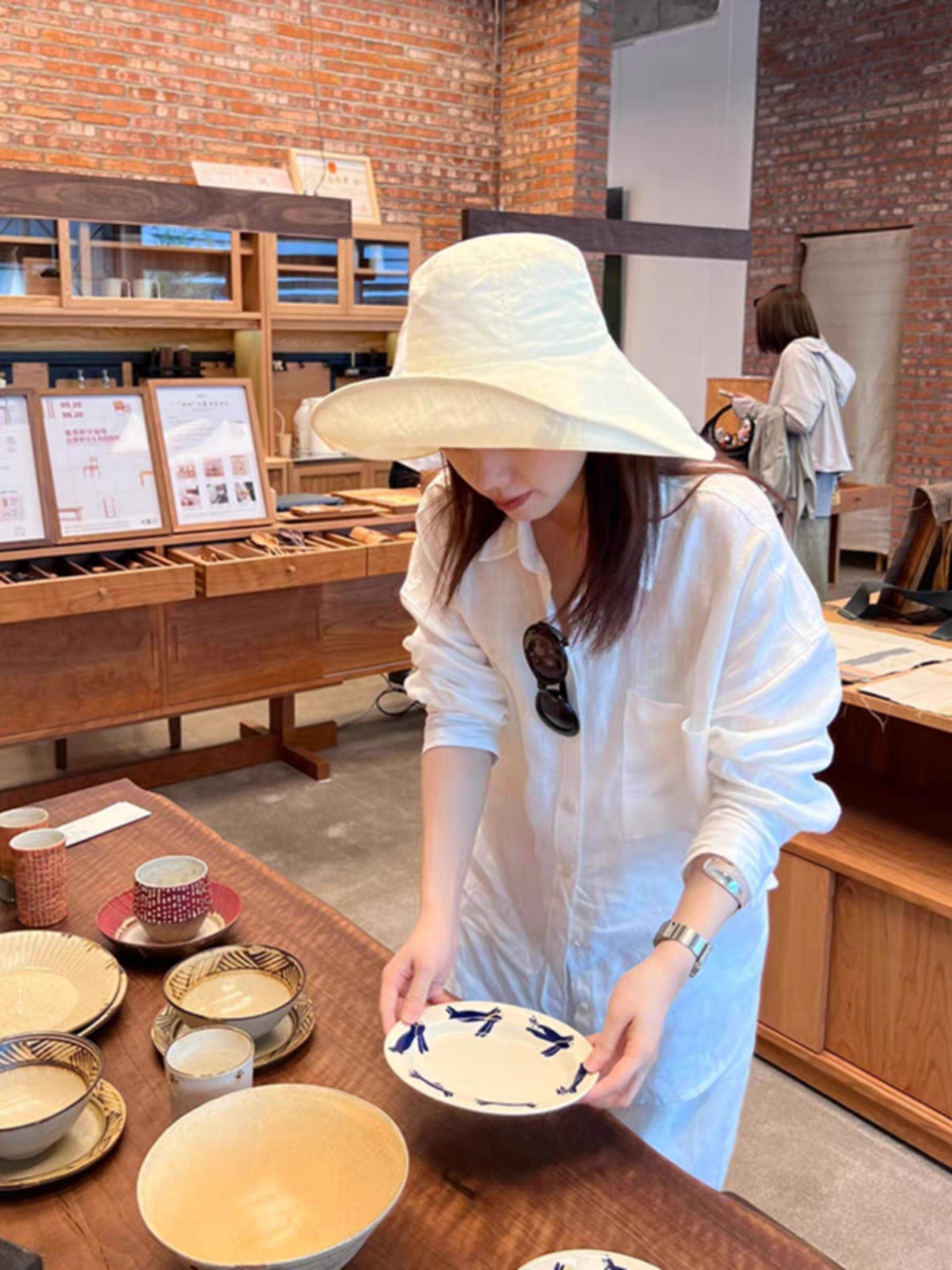 Set bộ gồm áo sơ mi dài tay và quần dài ống rộng chất linen thoáng mát, thoải mái, dễ mặc, phong cách Hàn Quốc