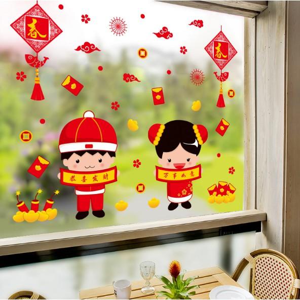 Decal trang trí tết - Bé Trai Bé Gái cầm tờ liễu câu đố mừng Xuân