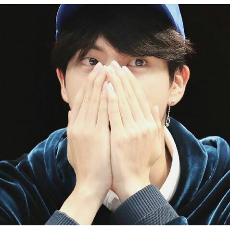 Khuyên tai nam JIN BTS đeo 1 bên cực chất