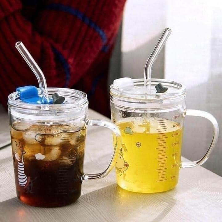 CỐC THUỶ TINH CHIA ML CÓ ỐNG HÚT + KHÔNG ĐỔ + AN TOÀN