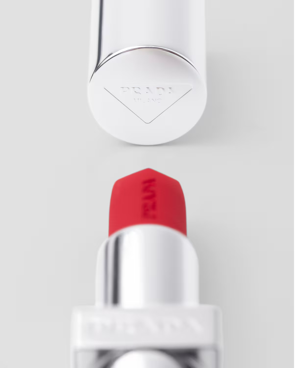 Son màu Prada Monochrome Buildable Weightless Lipcolor R129_LACCA 3.8gr