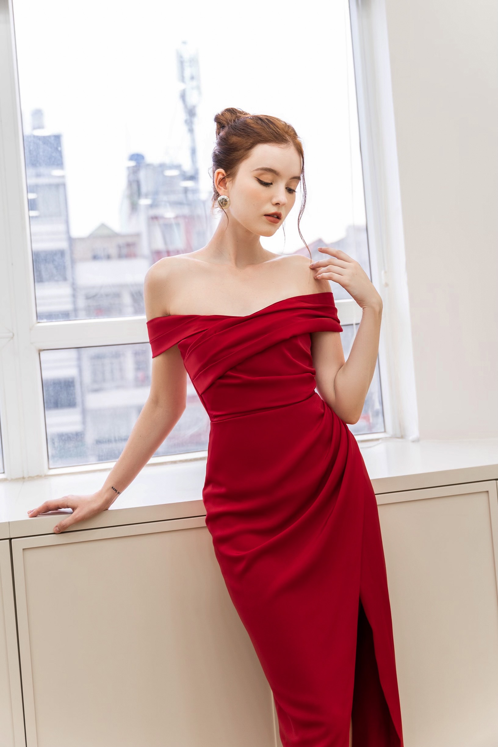 Berverly Dress Đầm dự tiệc chéo vai thanh lịch sang trọng Story.clothes thời trang nữ thiết kế - Đỏ đậm - S