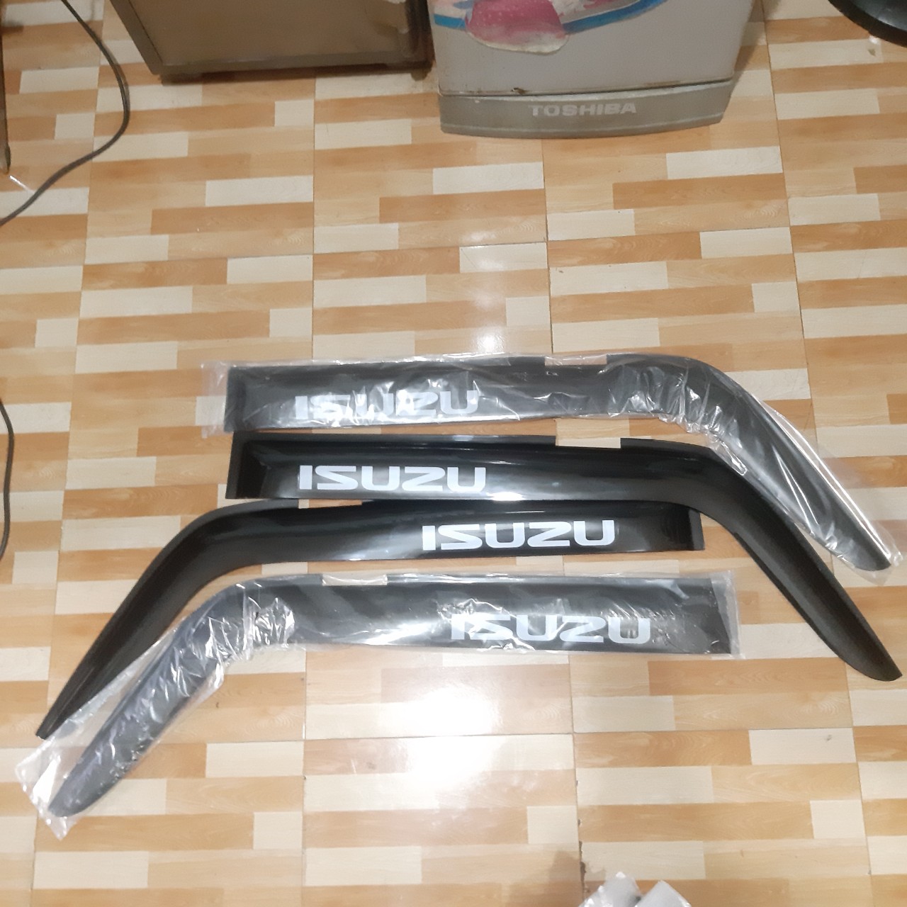 Bộ vè che mưa cao cấp dành cho xe tải Isuzu nhiều loại, gương gắn trên thành cửa, bộ 2 cái. Hàng đẹp, nhựa cứng, bền .
