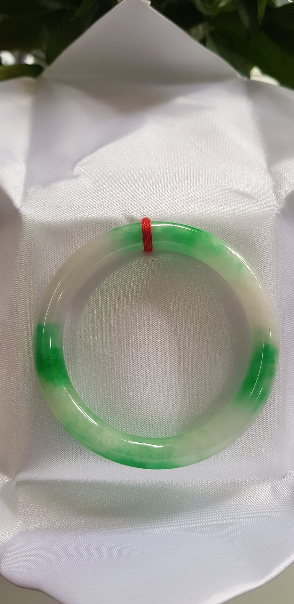 Vòng tay nữ đá Cẩm Thạch tự nhiên mới TR LÝ IC Sịn 51mm x chột 8mm Vòng màu xanh lý trắng bóng đều đẹp nữ 50kg - 54kg đeo ạ