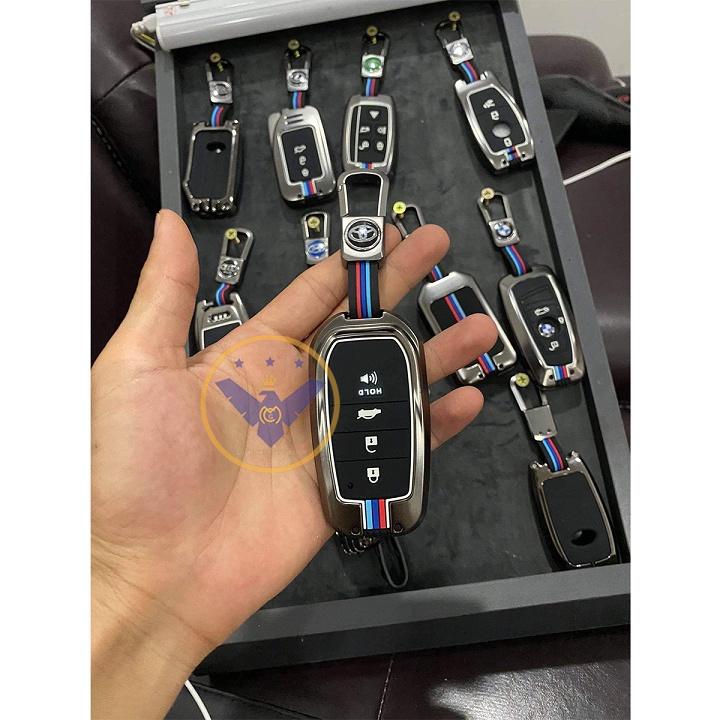 Ốp chìa khóa Titan xe Toyota Fortuner, Innova, Camry, Hilux 4 nút bấm - kèm móc khóa