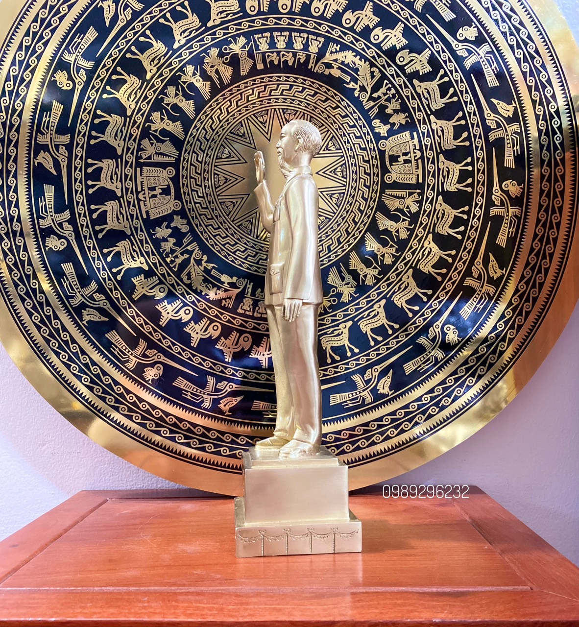 Tượng Bác Hồ đứng vẫy tay chào bằng đồng vàng