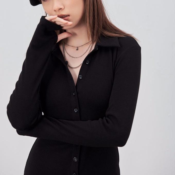 Váy thun gân body dài tay đen Mia đầm sơ mi len gân gân khuy trước váy maxi Angelina Long Sleeve Dress Mia Ritta V1028