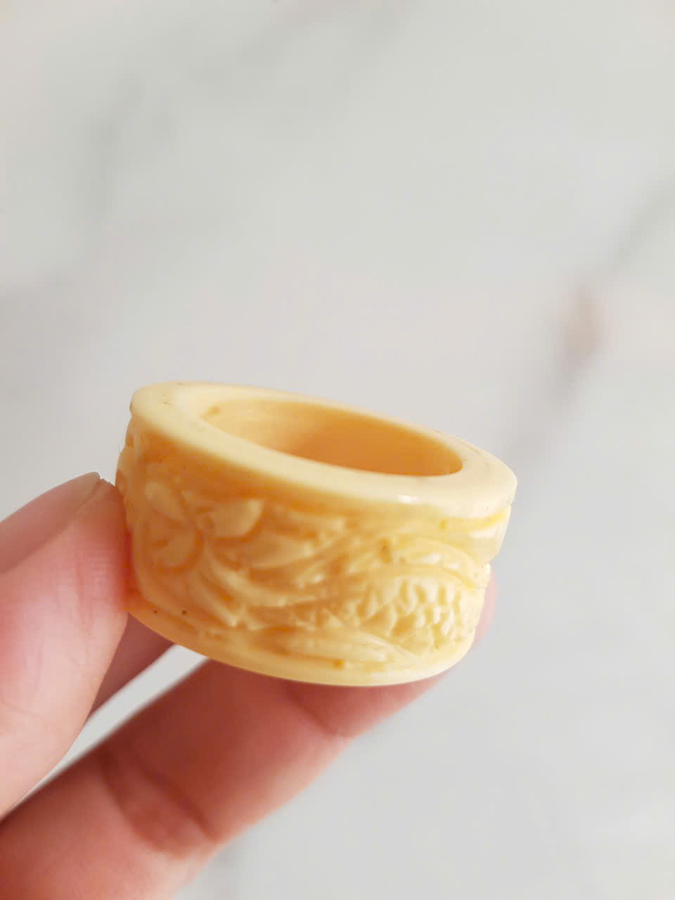 Nhẫn Càn Long Chạm Rồng Nam Giả Ngà hay Xương Mỹ Nghệ màu trắng Ni 22mm Cao 14mm Dầy 4mm Dành Cho Các Anh Nam đeo nhẫn ngón tay cái hay bất kỳ ngón tay nào ni lọt vừa tay là 22mm rẻ vẫn đẹp như thường ạ