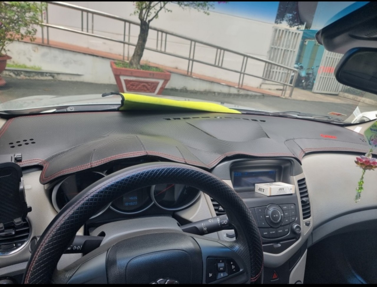 Thảm Taplo Xe Chevrolet Cruze loại da dày cao cấp 3 lớp chống trượt Da Carbon đen