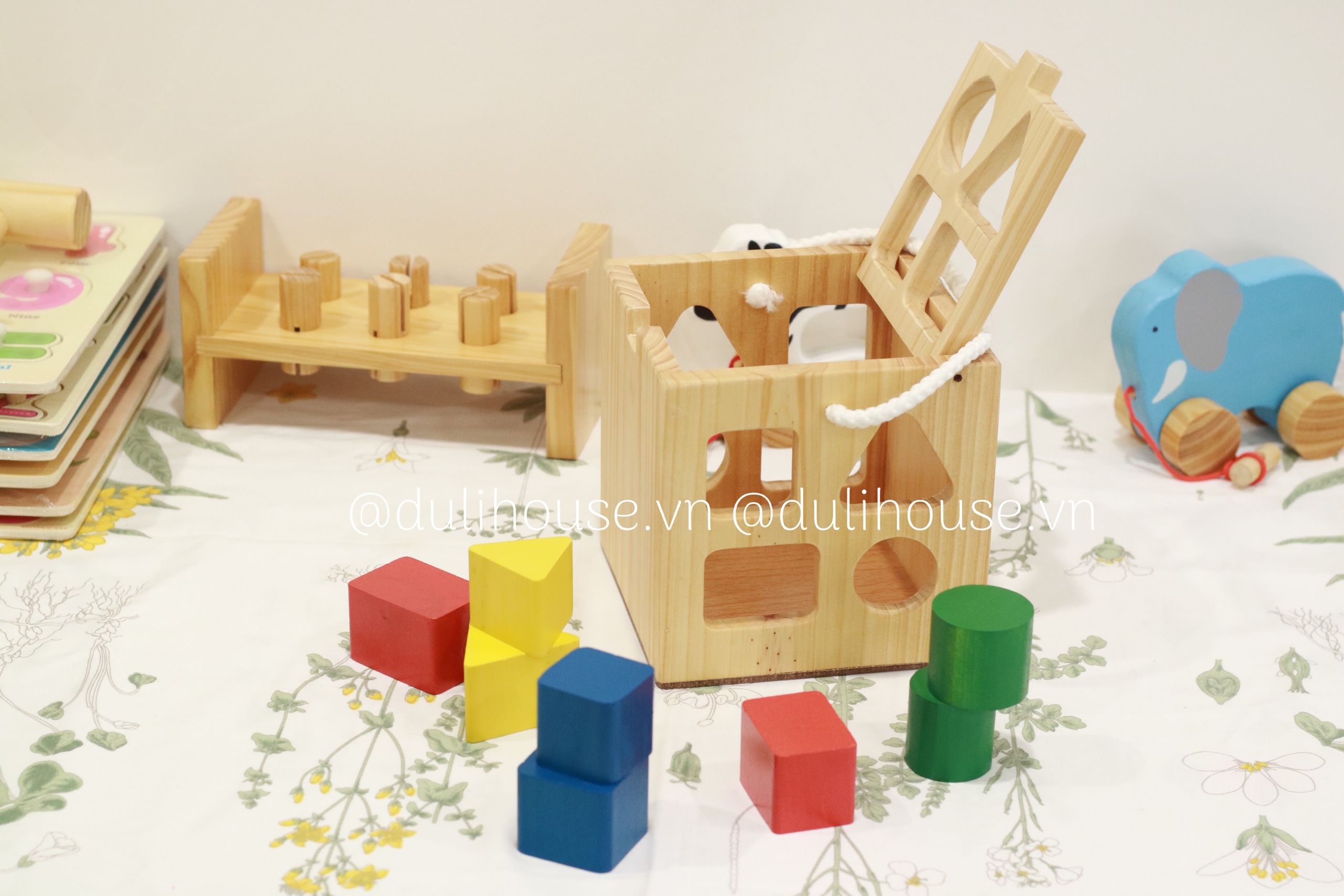 Hộp thả hình khối bằng Gỗ 4 màu 8 khối - Giúp bé tăng khả năng nhận biết Màu sắc, Hình khối và phát triển tư duy sớm - Sản xuất tại Việt Nam