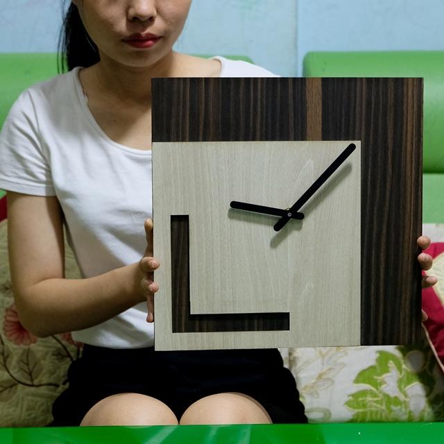 Đồng hồ treo tường gỗ dễ thương hình vuông