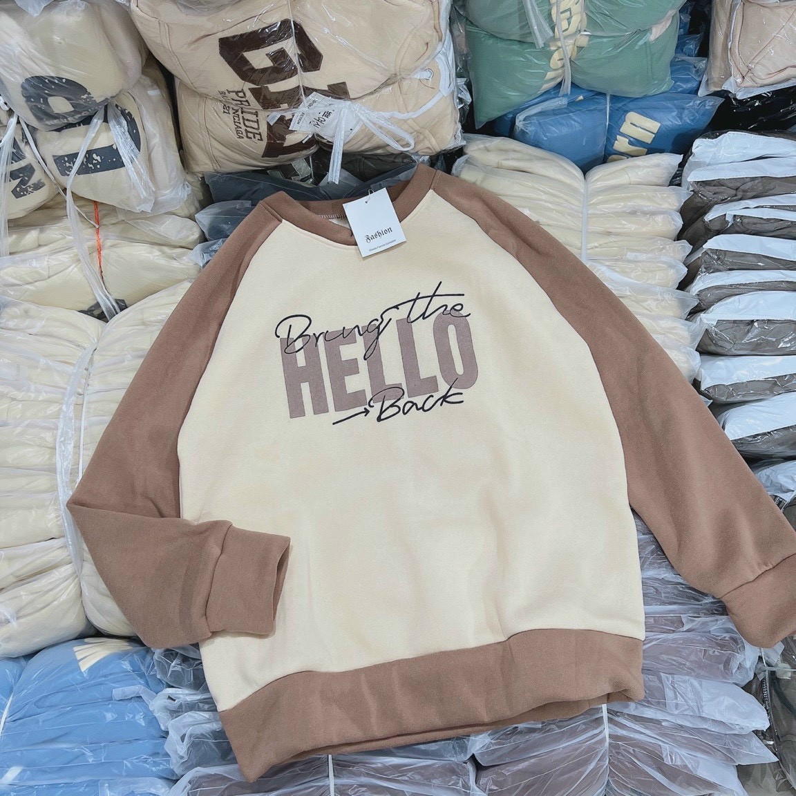 Áo Khoác Hoodie &amp; Sweater Nam Nữ Họa Tiết Chữ HELLO Chất Nỉ Ngoại Mềm Mịn Phong Cách Thời Trang Hàn, áo sweater phối tay ráp lăng chữ hello, Áo sweater nữ cổ tròn, áo hoodie nỉ form rộng phong cách ulzzang Hàn Quốc
