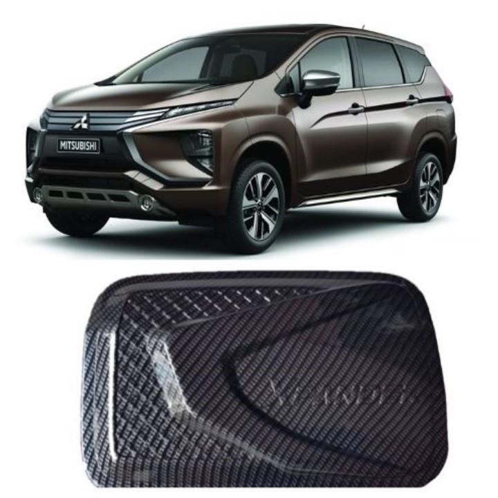 ỐP NẮP BÌNH XĂNG VÂN CACBON DÀNH CHO XE MITSUBISHI XPANDER 2018-2019