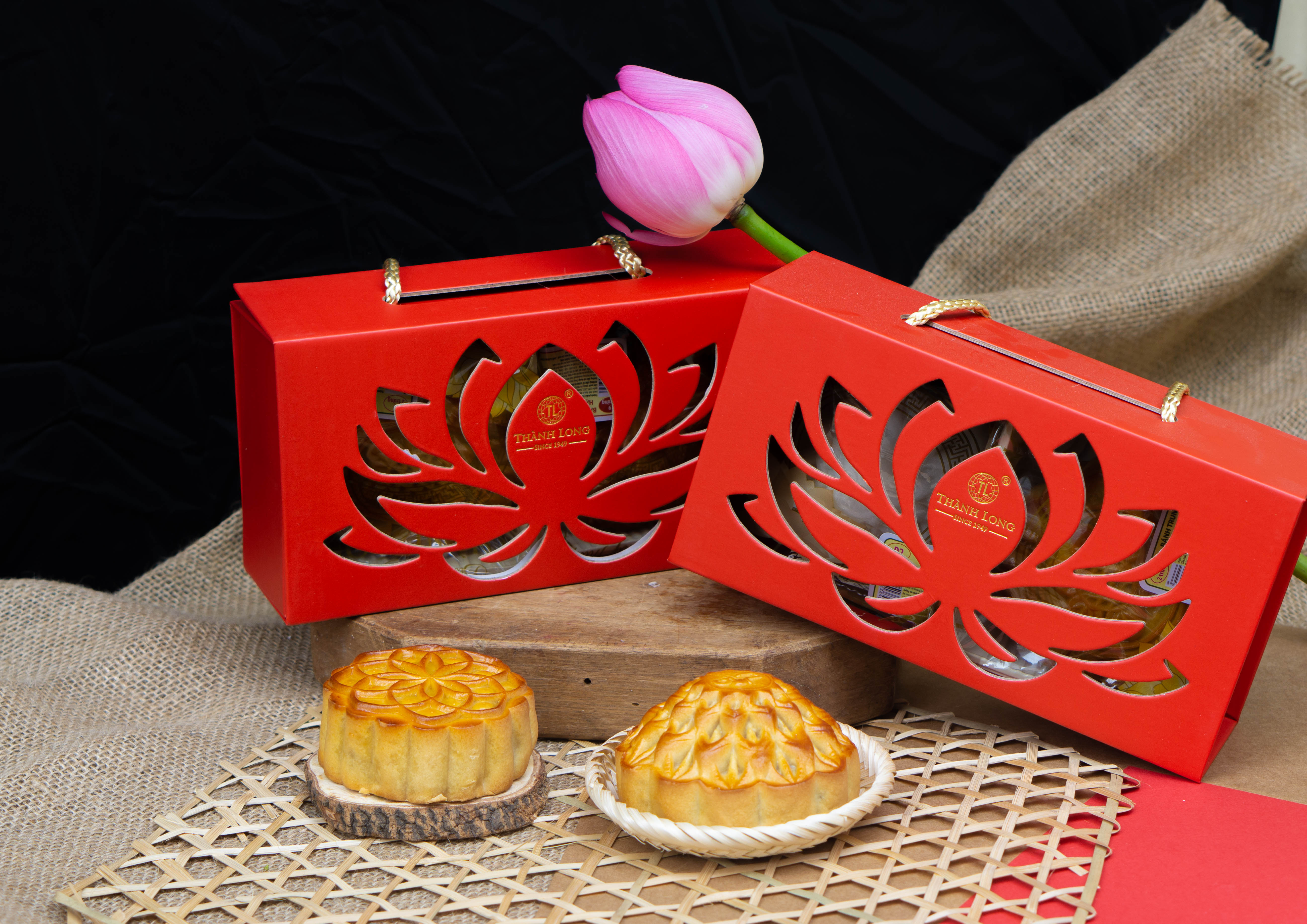Bộ hộp bánh trung thu 6 bánh có trứng 100g Phúc Lộc - Thành Long (600g) - tặng 1 hộp trà - VIỆT NAM