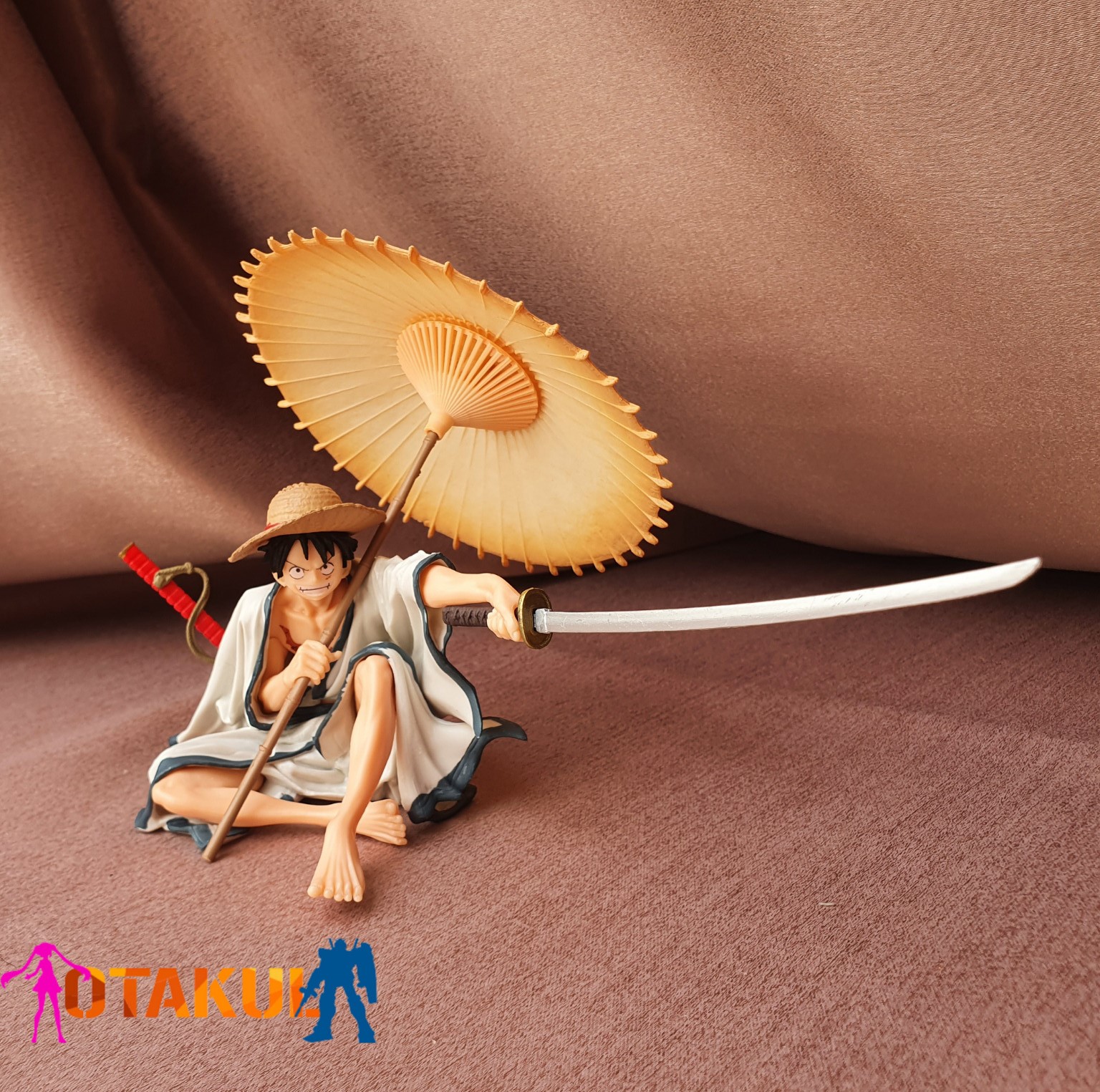 Mô Hình Figure Monkey D. Luffy Tư Thế Ngồi Cầm Ô - One Piece