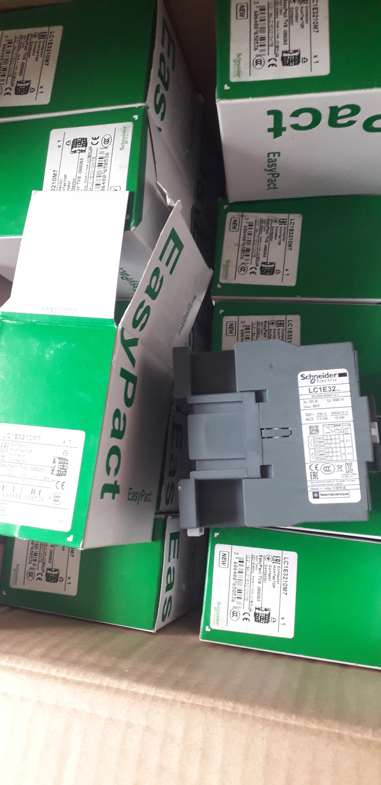 Khởi động từ LC1E3210 Schneider 3P-32A, 15kW coil 220V 50/60Hz | Hàng Chính hãng |