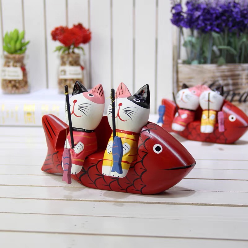 Đôi mèo gỗ đỏ ngồi ghế câu cá trang trí