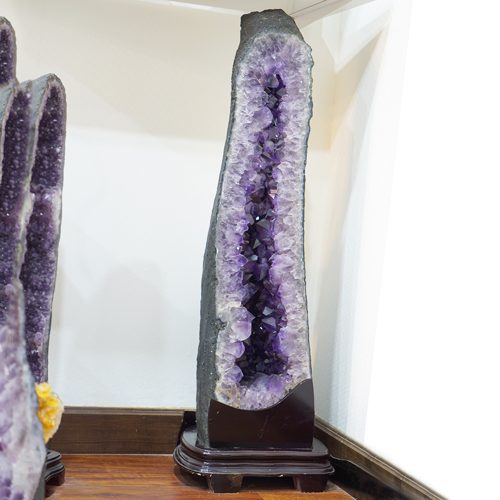 HANG ĐÁ THẠCH ANH TÍM AMETHYST PHONG THỦY ĐẾ GỖ TỰ NHIÊN 98X22X21CM