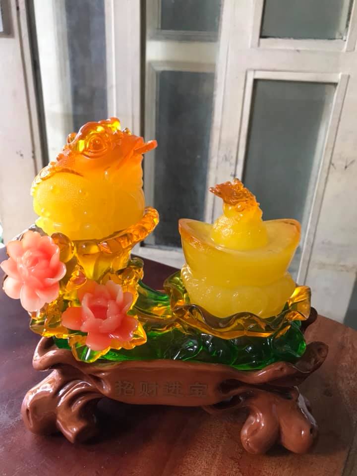 Tượng 2 Con Cóc Vàng Phong Thủy để bàn ngồi trên Thỏi Vàng To Đầy Hoa Đẹp Size Cao 20cm Ngang 20cm Sâu 11cm Hợp Anh Chị Mệnh Kim Thổ Thủy ạ