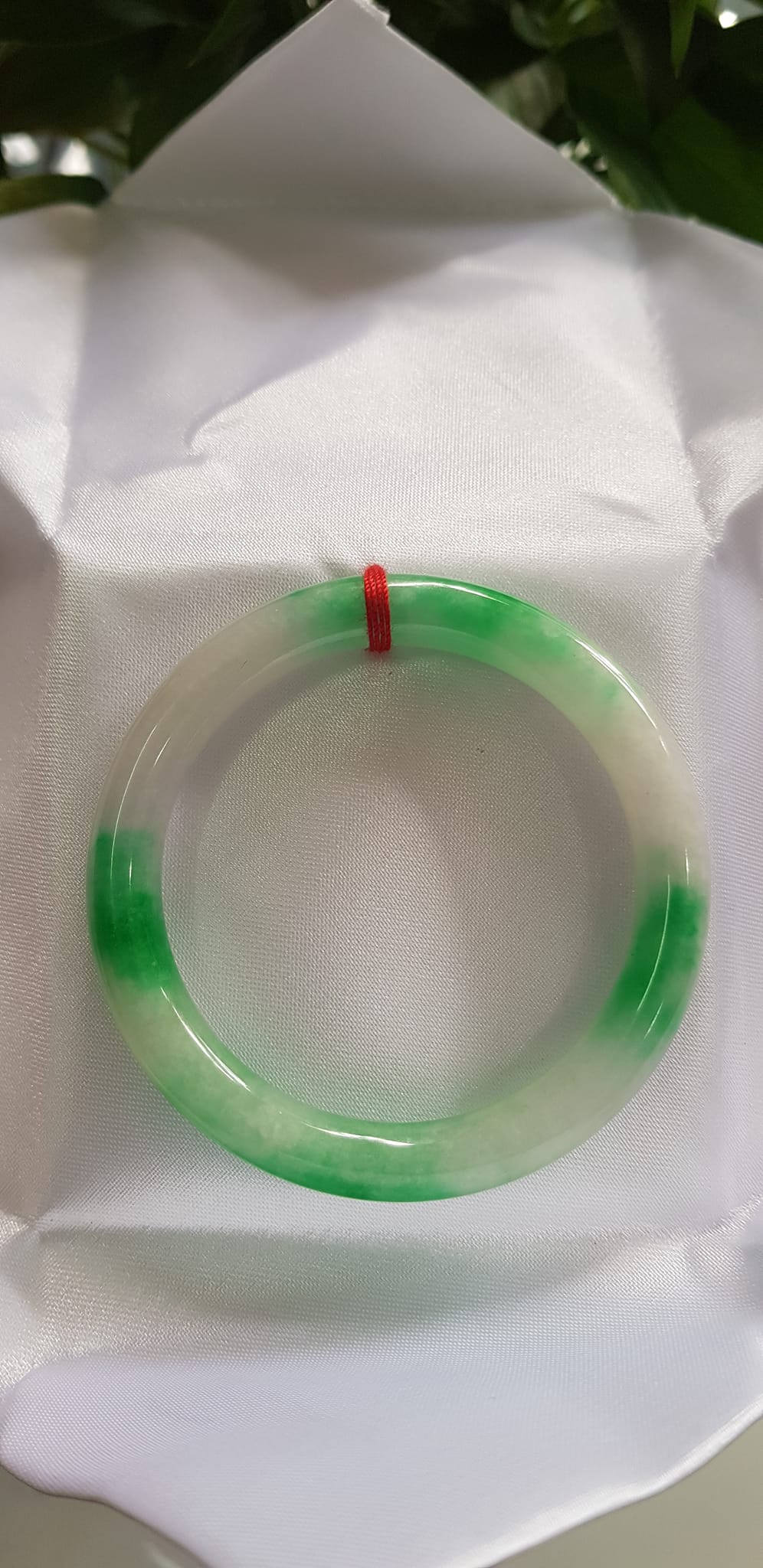 Vòng tay nữ đá Cẩm Thạch tự nhiên mới TR LÝ IC Sịn 51mm x chột 8mm Vòng màu xanh lý trắng bóng đều đẹp nữ 50kg - 54kg đeo ạ