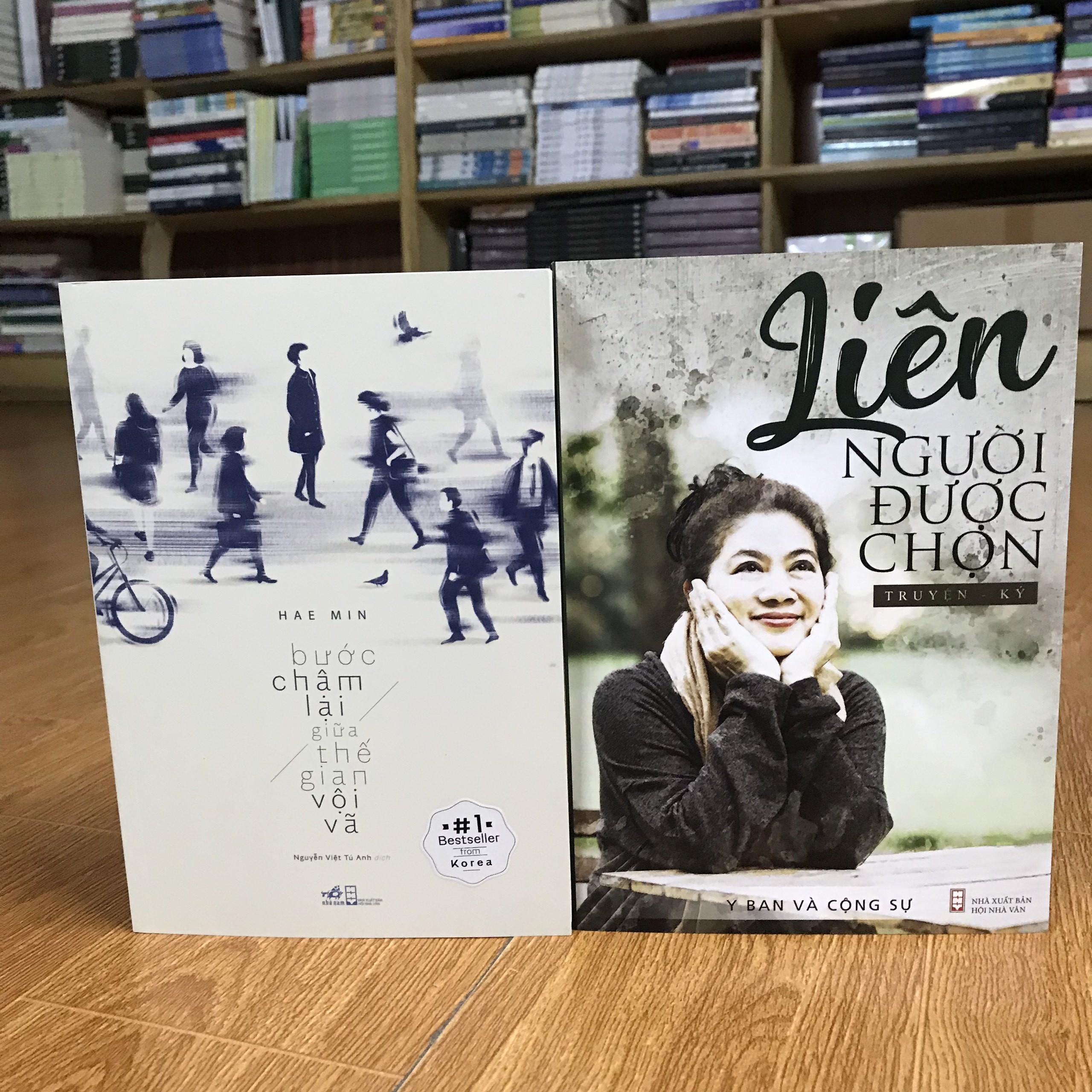Combo sách hay: LIÊN NGƯỜI ĐƯỢC CHỌN + BƯỚC CHẬM LẠI GIỮA THẾ GIAN VỘI VÃ