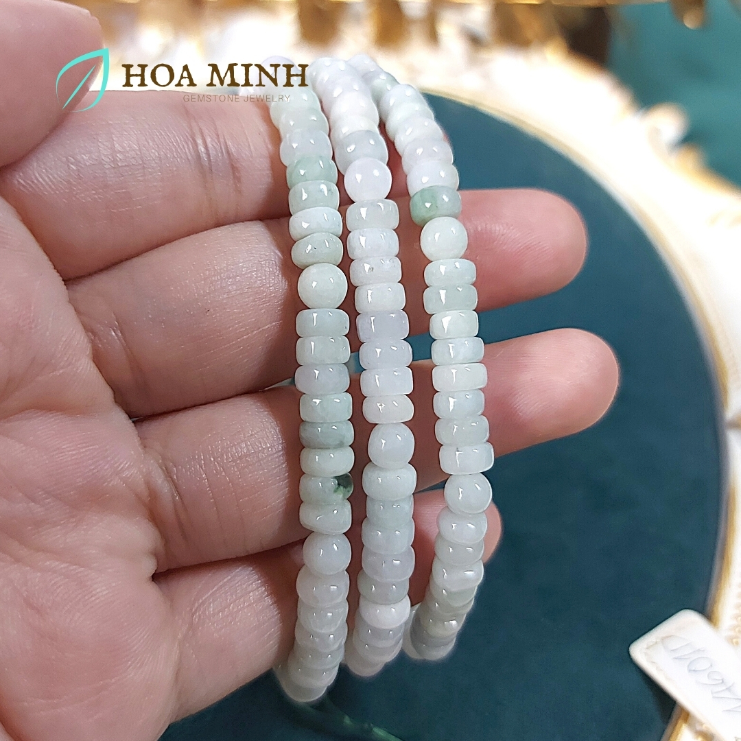 Vòng tay vòng chuỗi Ngọc Cẩm Thạch trắng nếp 5.7 li kiểu bánh xe quấn 3 vòng, phối charm túi tiền bạc, viên Cẩm Thạch Huyết