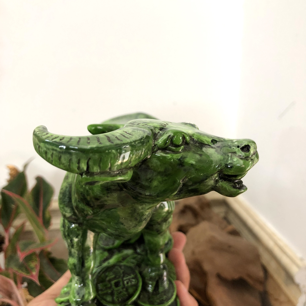 Tượng đá phong thủy tượng con Trâu chiêu giữ tài lộc phong thuỷ cho gia chủ - Cao 16cm - Màu xanh lục bích