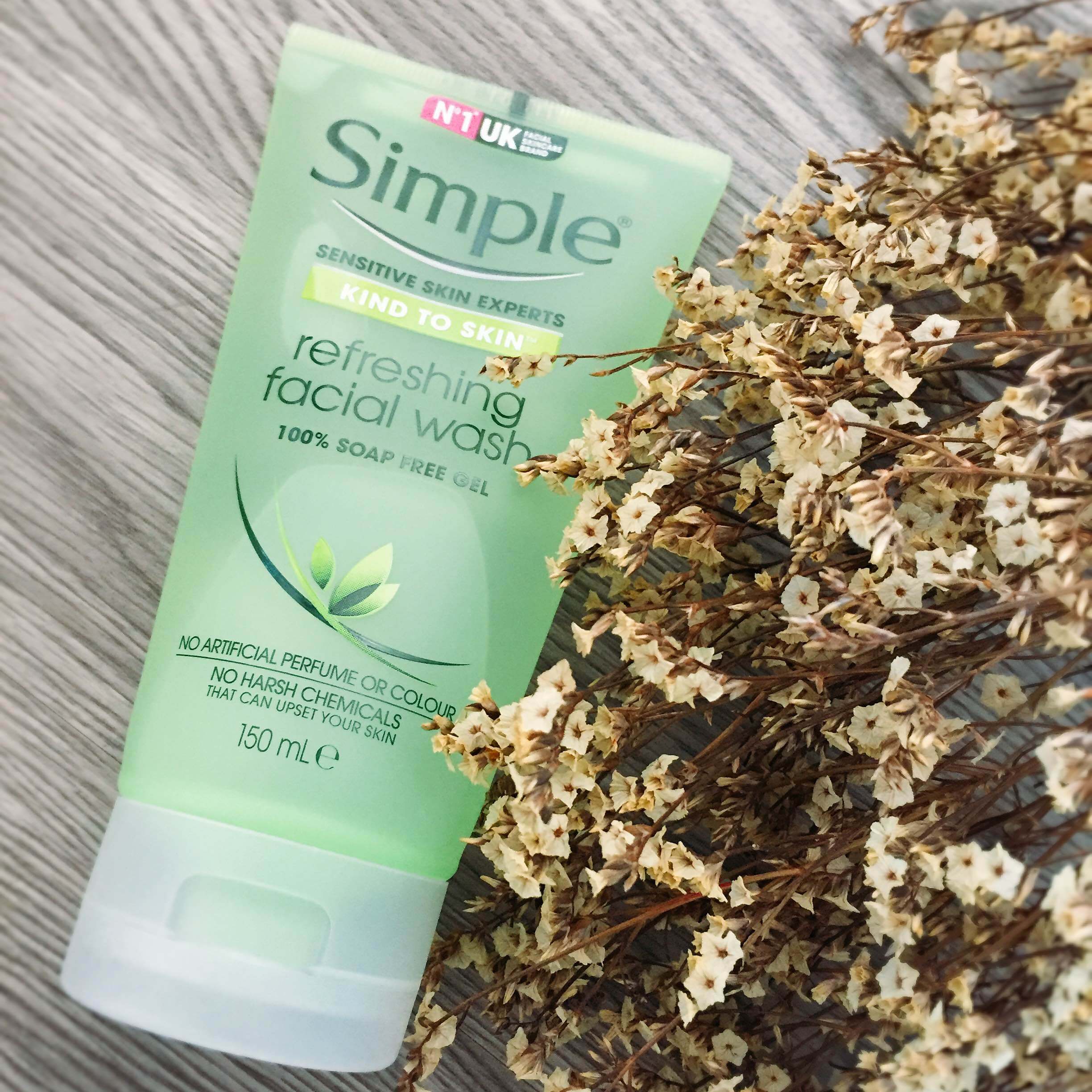 Sữa Rữa Mặt SIMPLE Kind To Skin Dạng Gel Cho Da Nhạy Cảm UK