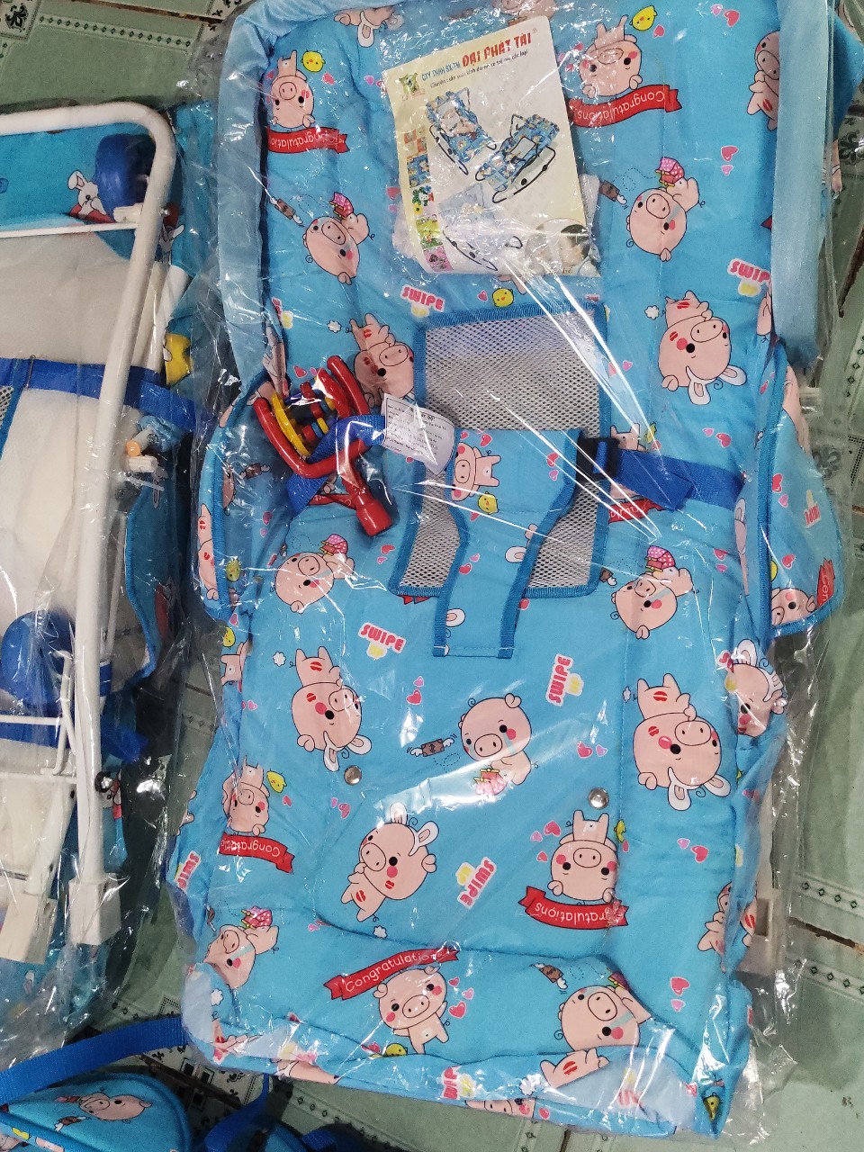 Xe nằm ăn bột , ghế nhún có thể làm bập bênh tặng kèm mùng chụp kt: 82cm x 42cm x50 cm cao màu hồng / xanh/ đỏ