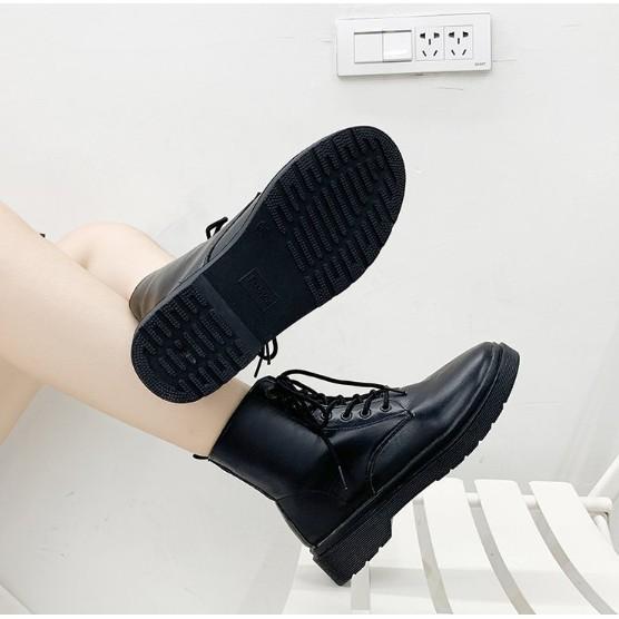 Nữ Nam Hàn cởi giày gót đen, giày Martin