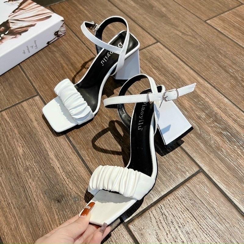 Giày Sandal nữ 7p quai ngang nhún bèo gót Tam giác Đen trắng