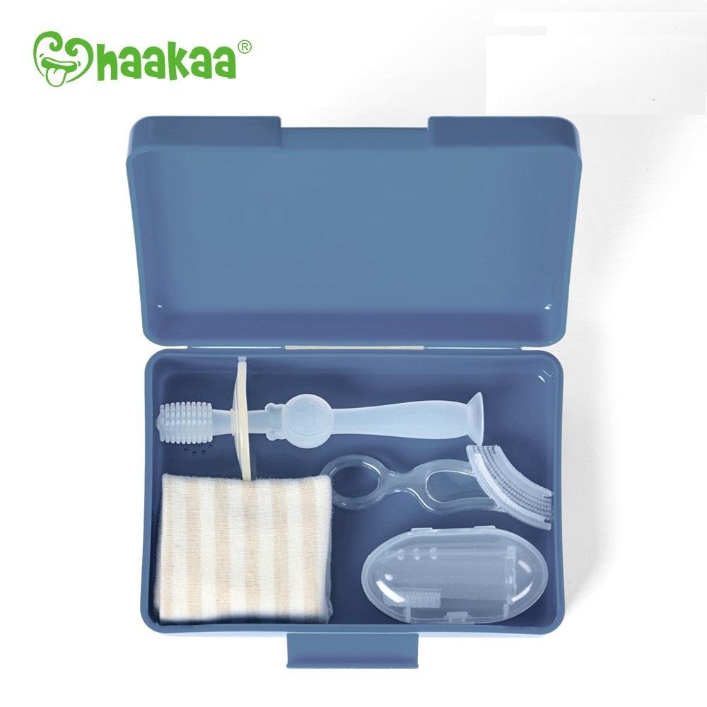 Bộ dụng cụ vệ sinh răng miệng cho bé Haakaa. Chất liệu silicone cao cấp, mềm mại. Không chứa BPA, PVC và phthalate