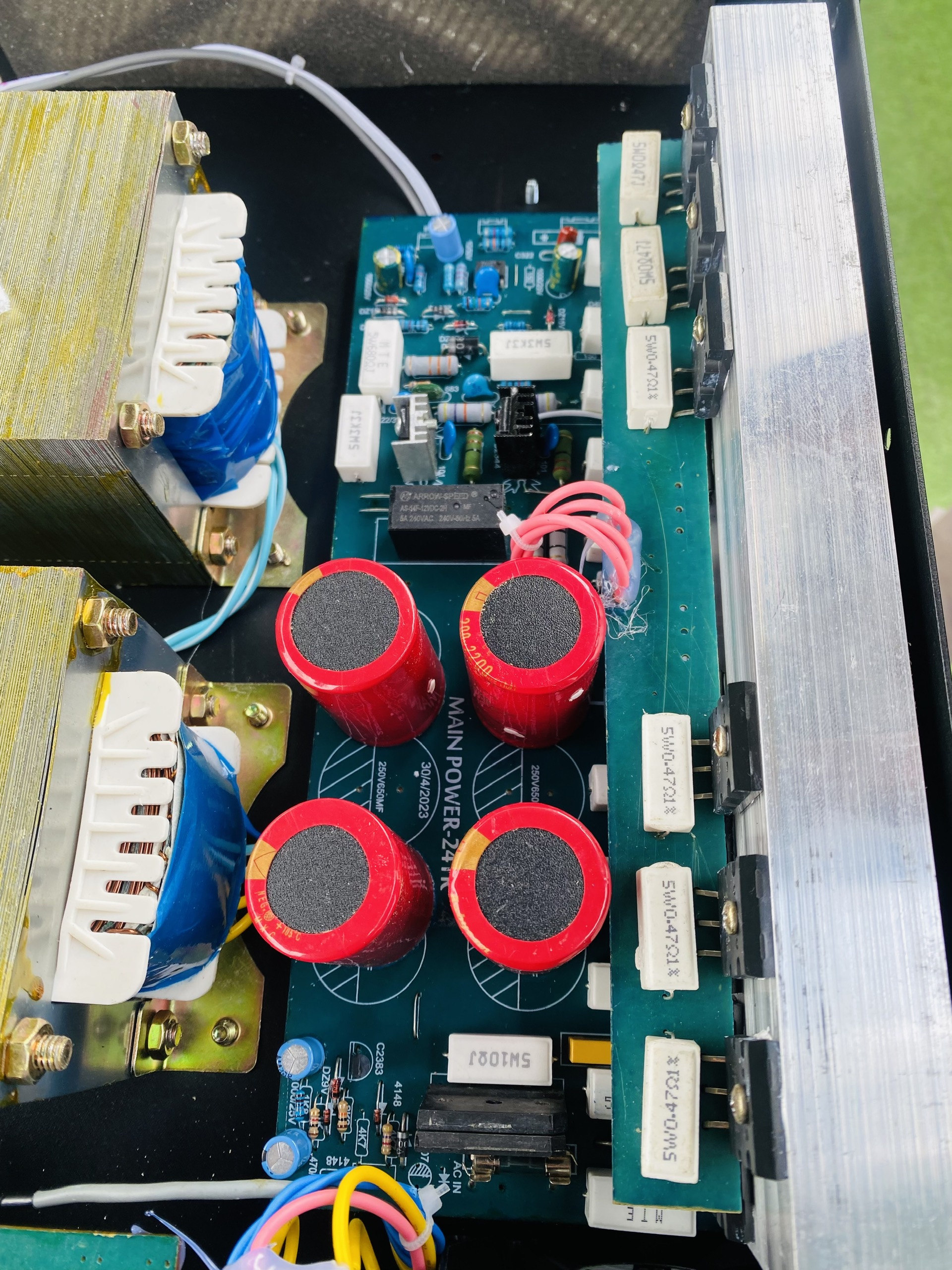 Cục Đẩy Công Suất Cao LA9000 - 2 Kênh 32 Sò - Công Suất 500W X 1 Kênh Chơi Được Loa 5 Tấc, Bảo Hành 12 Tháng. HÀNG CHÍNH HÃNG