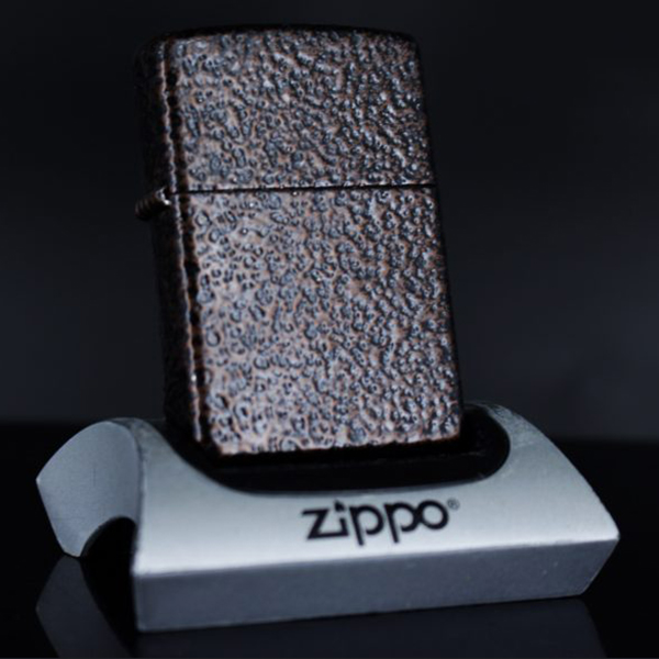 Bật Lửa Zippo 2004 – Sơn Giả Gõ Búa