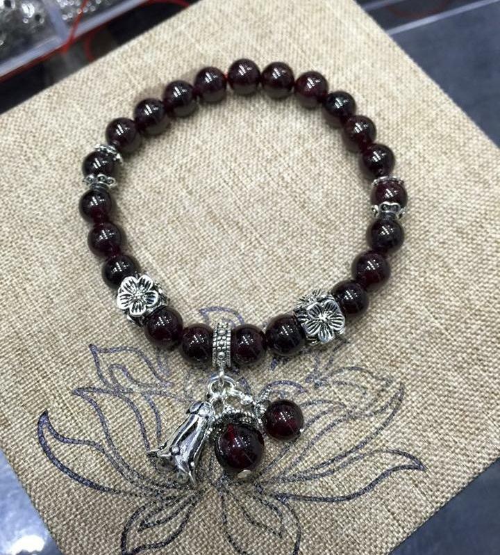 Vòng tay phong thủy Ngọc Hồng Lựu 8 ly mix Charm Bạc 925