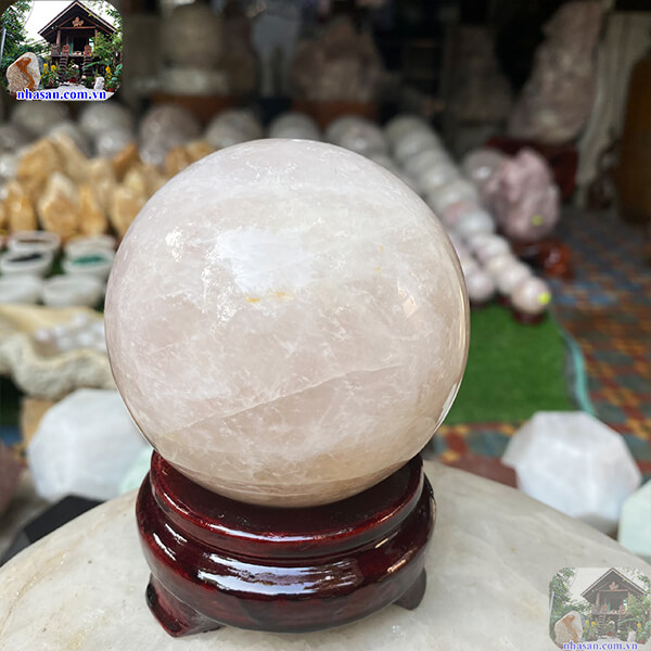 Quả cầu đá phong thủy thạch anh hồng cho mệnh thổ 0.9kg-8.6cm-QC1019