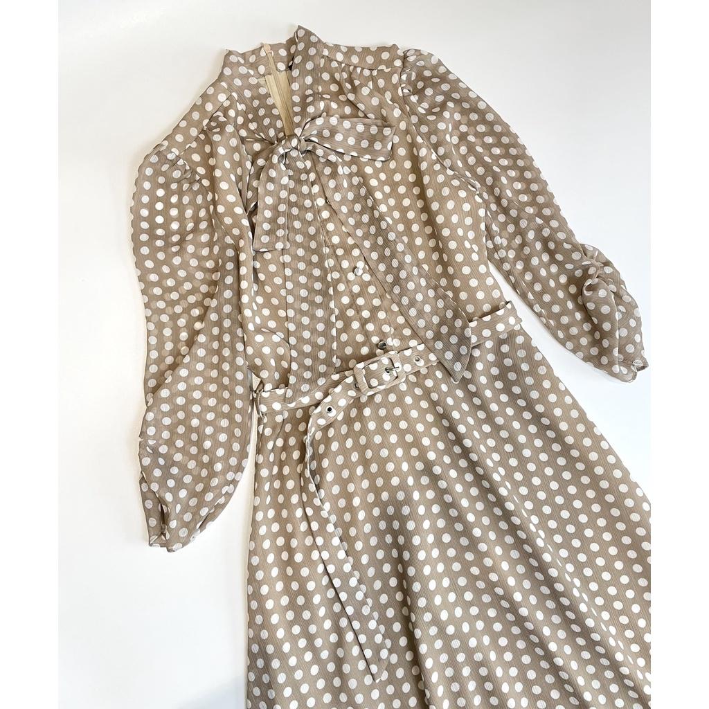 SHEAZ Đầm váy tơ chấm bi nâu trắng nhạt vintage cổ dây nơ tay lỡ midi dài qua đầu gối