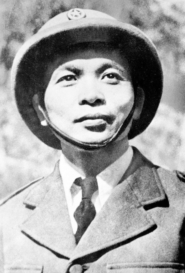 Tượng Cố Đại Tướng ️VÕ NGUYÊN GIÁP️ (1911-1913). Tượng Nhựa Giả Đồng Đỏ