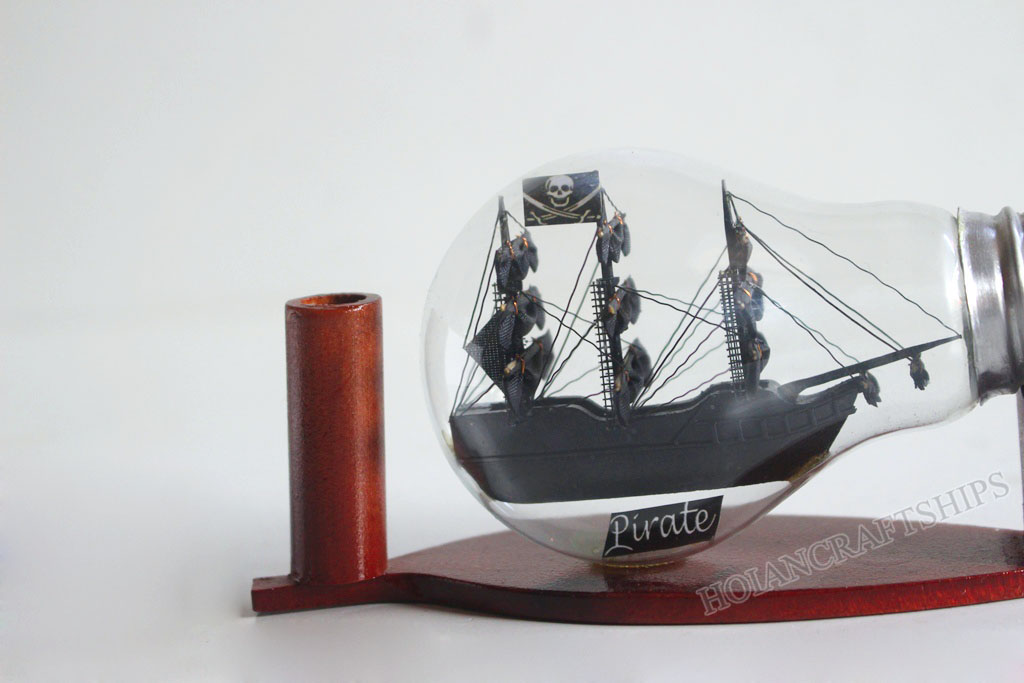 Thuyền trong bóng đèn (thuyền cướp biển 13cm)