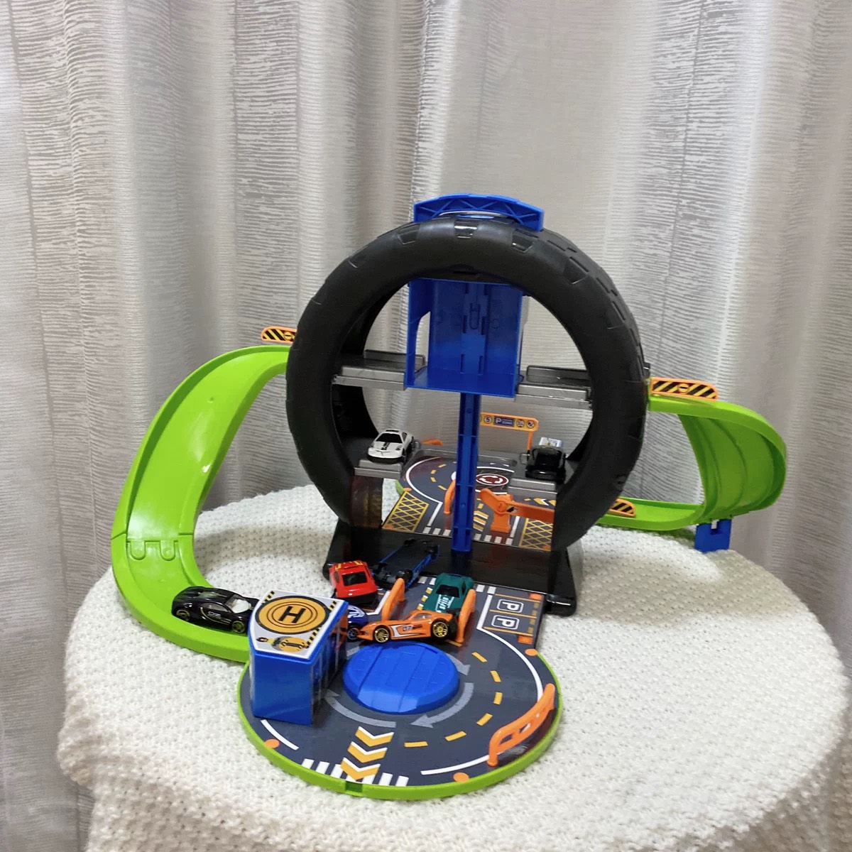 Đồ chơi mô hình lốp xe biến dạng lắp ráp thành gara đỗ xe cỡ lớn có đường đua kèm thang nâng tự điều khiển cho bé