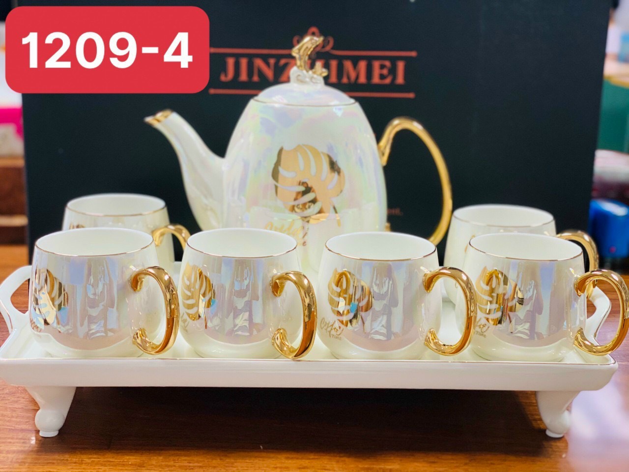 BỘ ẤM CHÉN KÈM KHAY CÓ CHÂN SỨ XƯƠNG CAO CẤP MÀU TRẮNG ÁNH TRAI HỌA TIẾT LÁ VÀNG ( GIAO HỌA TIẾT NGẪU NHIÊN )- VD714