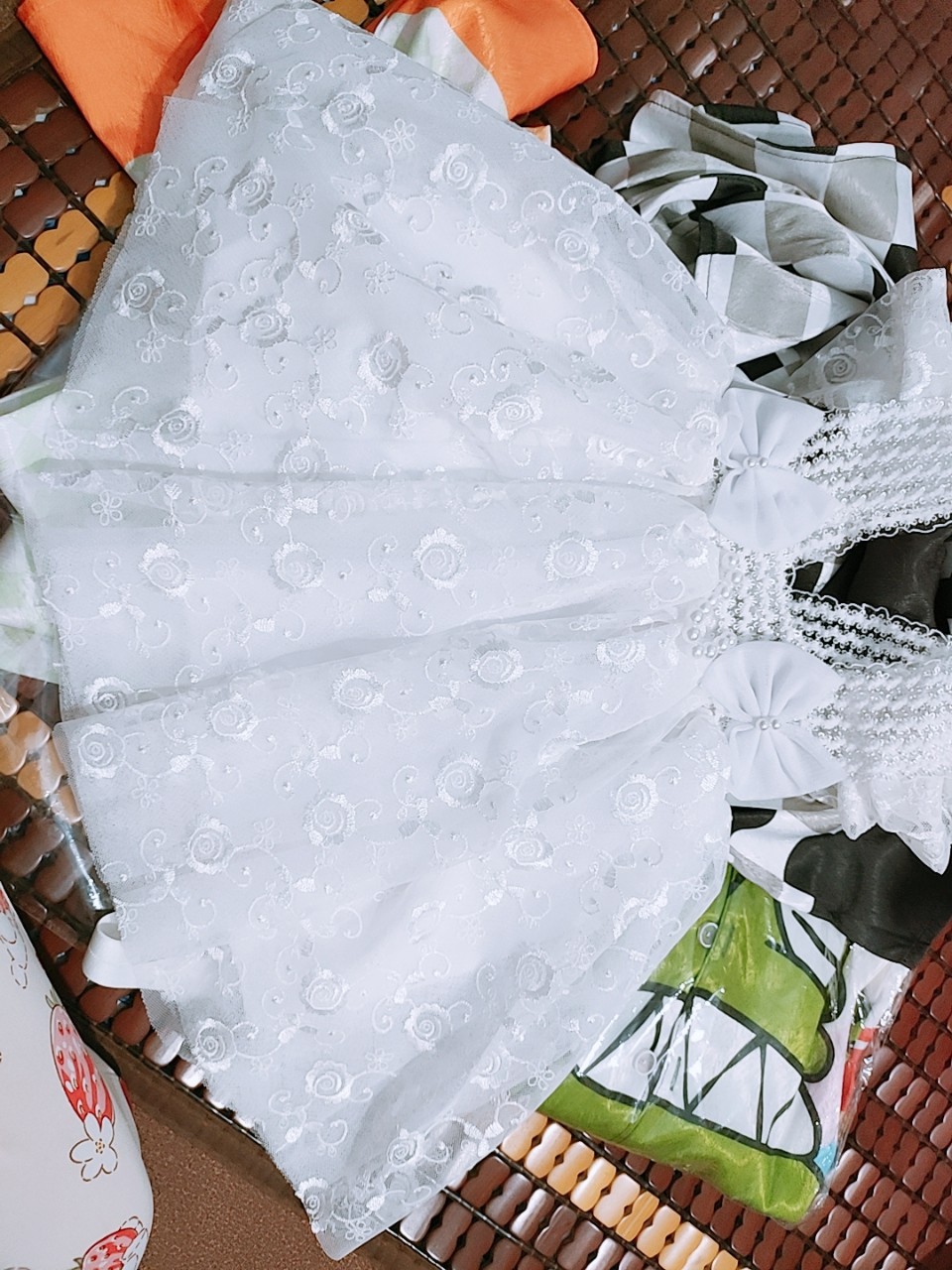 Đầm xoè công chúa màu trắng sang trọng cho bé gái đầy tháng, thôi nôi, dự tiệc
